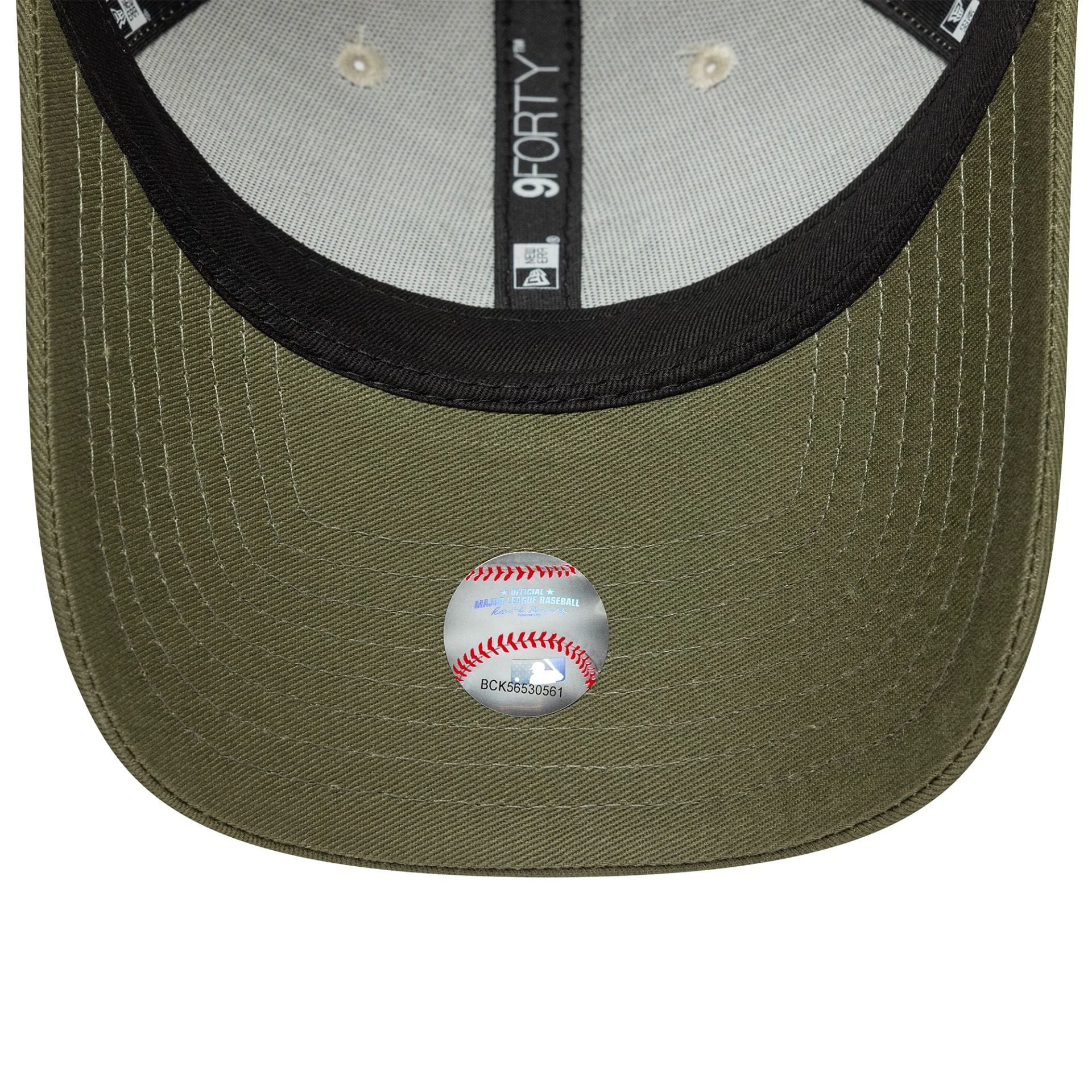 This is a New York Yankees MLB Sidepatch Light Beige 9FORTY Adjustable Cap 6