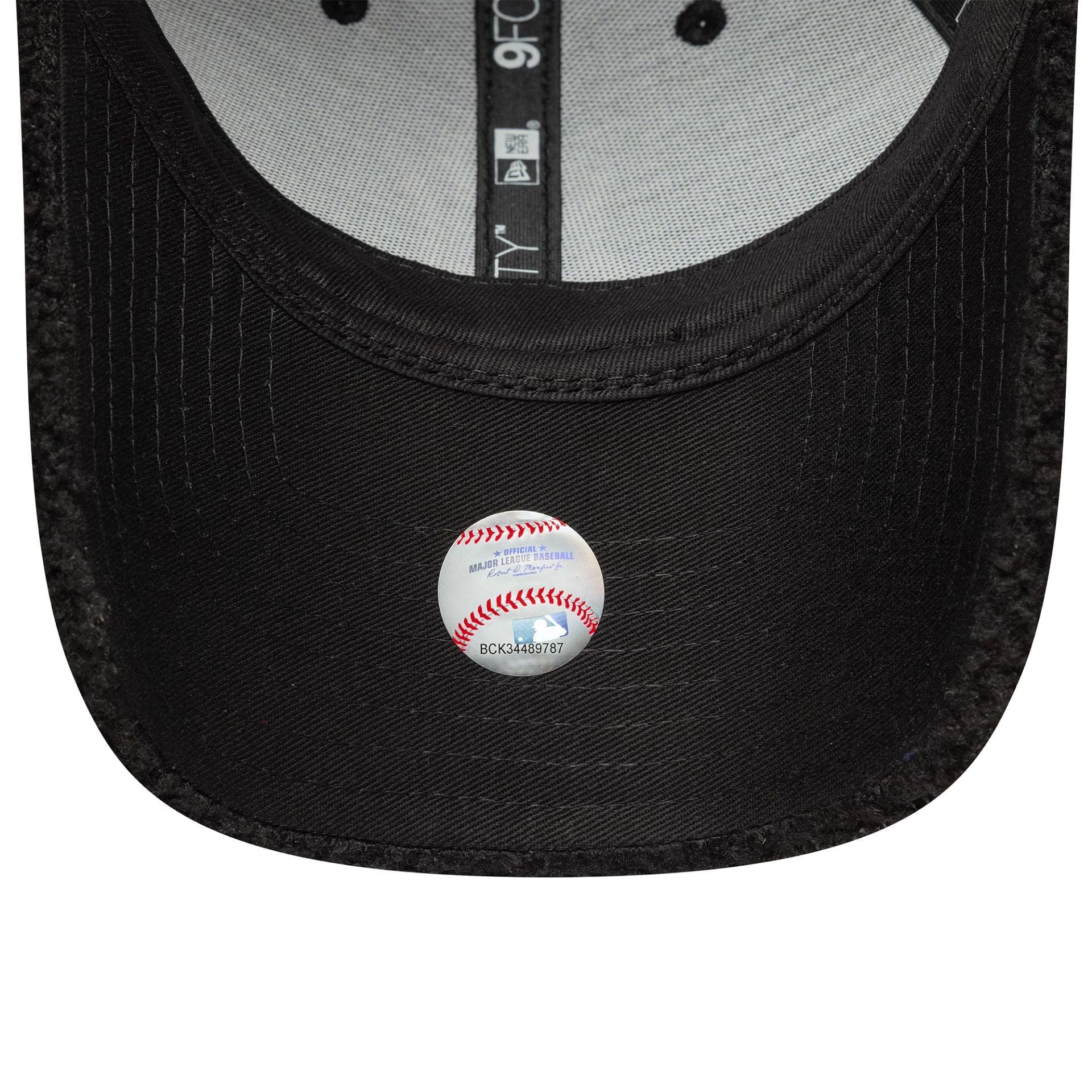 This is a New York Yankees MLB Winter Borg Black 9FORTY Adjustable Cap 5