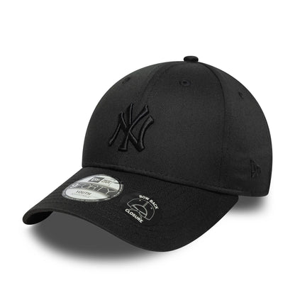 This is a New York Yankees Youth MLB Bow Back Black 9FORTY Adjustable Cap 1