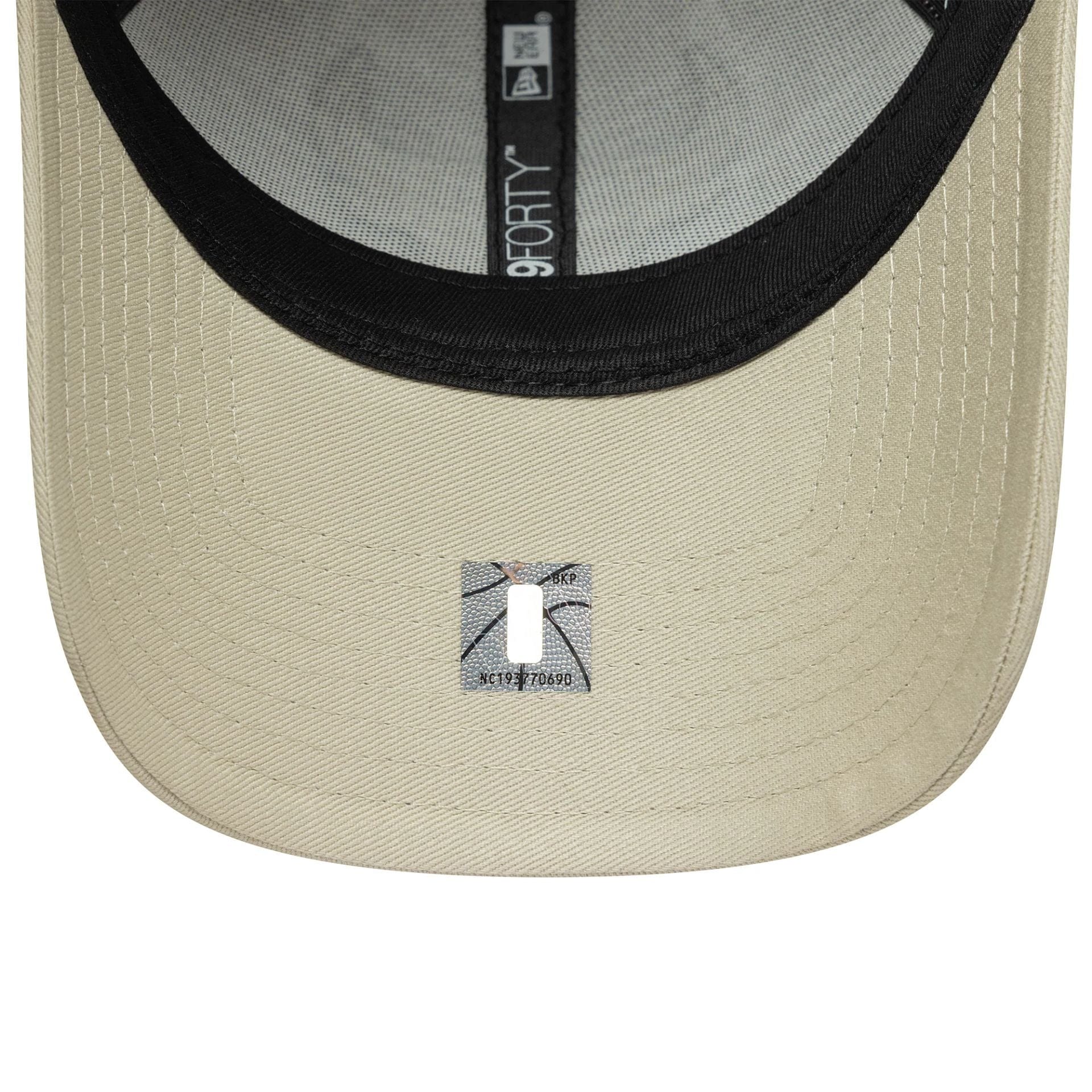 This is a Chicago Bulls NBA Team Outline Cream 9FORTY Adjustable Cap 5