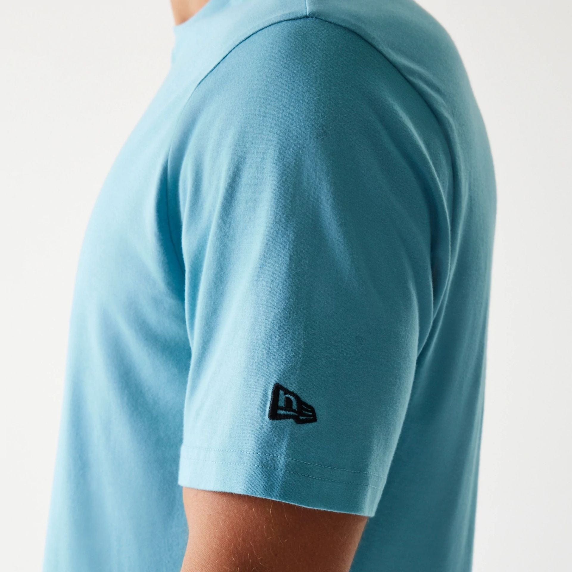 The Male model is wearing Chicago Bulls NBA Pastel Blue T-Shirt 5