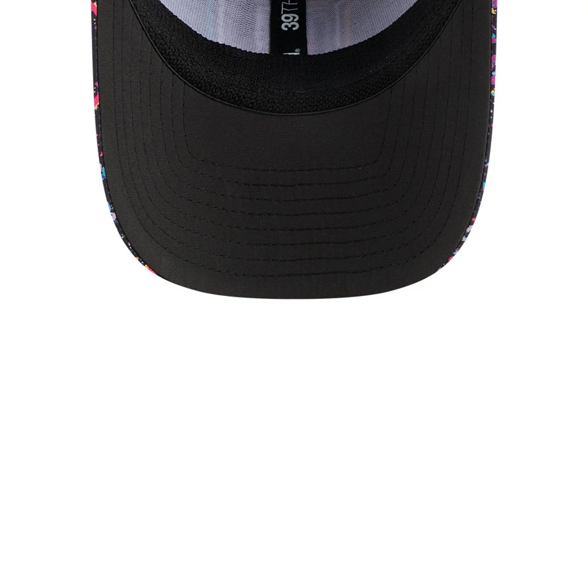 This is a New York Giants NFL Crucial Catch 2025 Black 39THIRTY Stretch Fit Cap 7