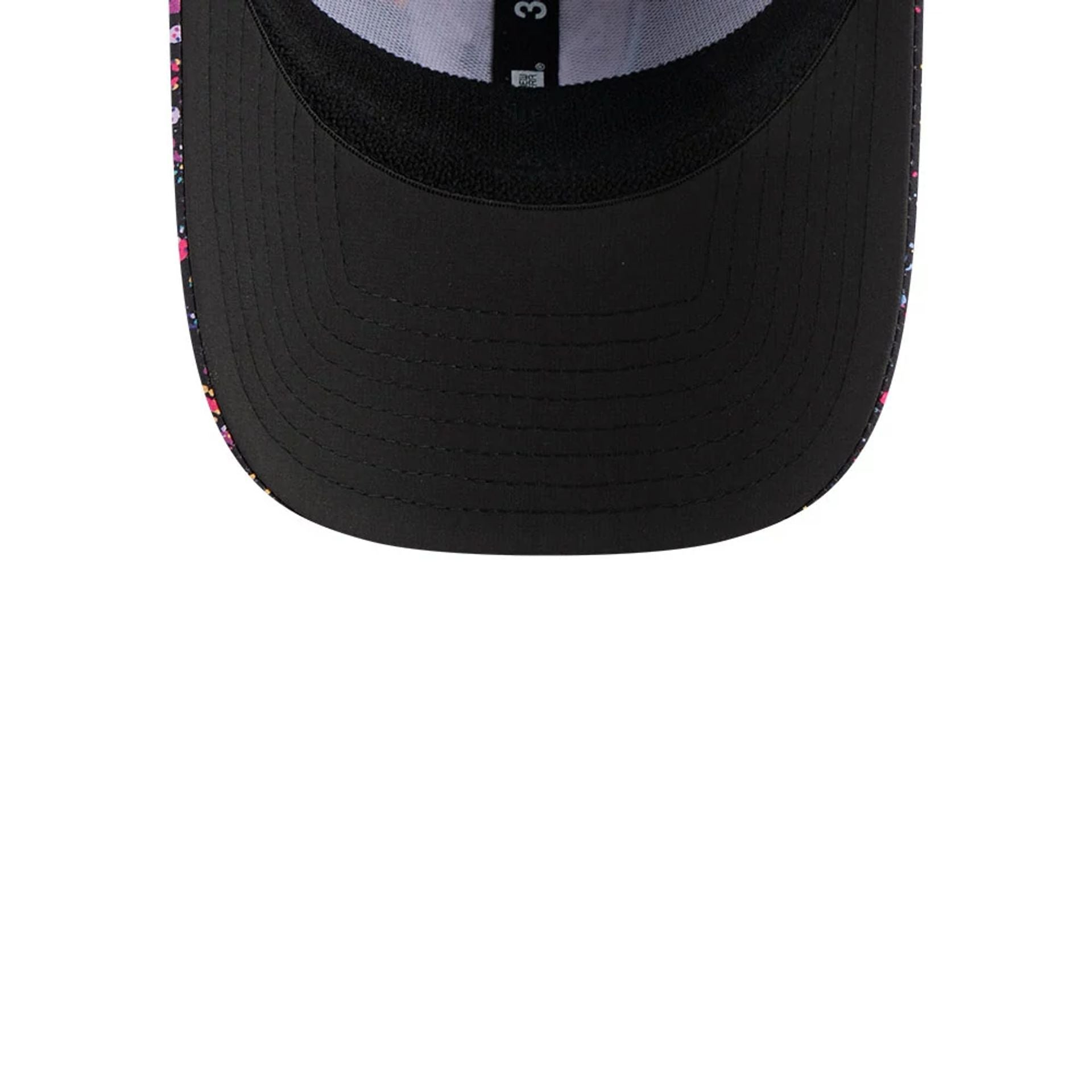 This is a Las Vegas Raiders NFL Crucial Catch 2025 Black 39THIRTY Stretch Fit Cap 7