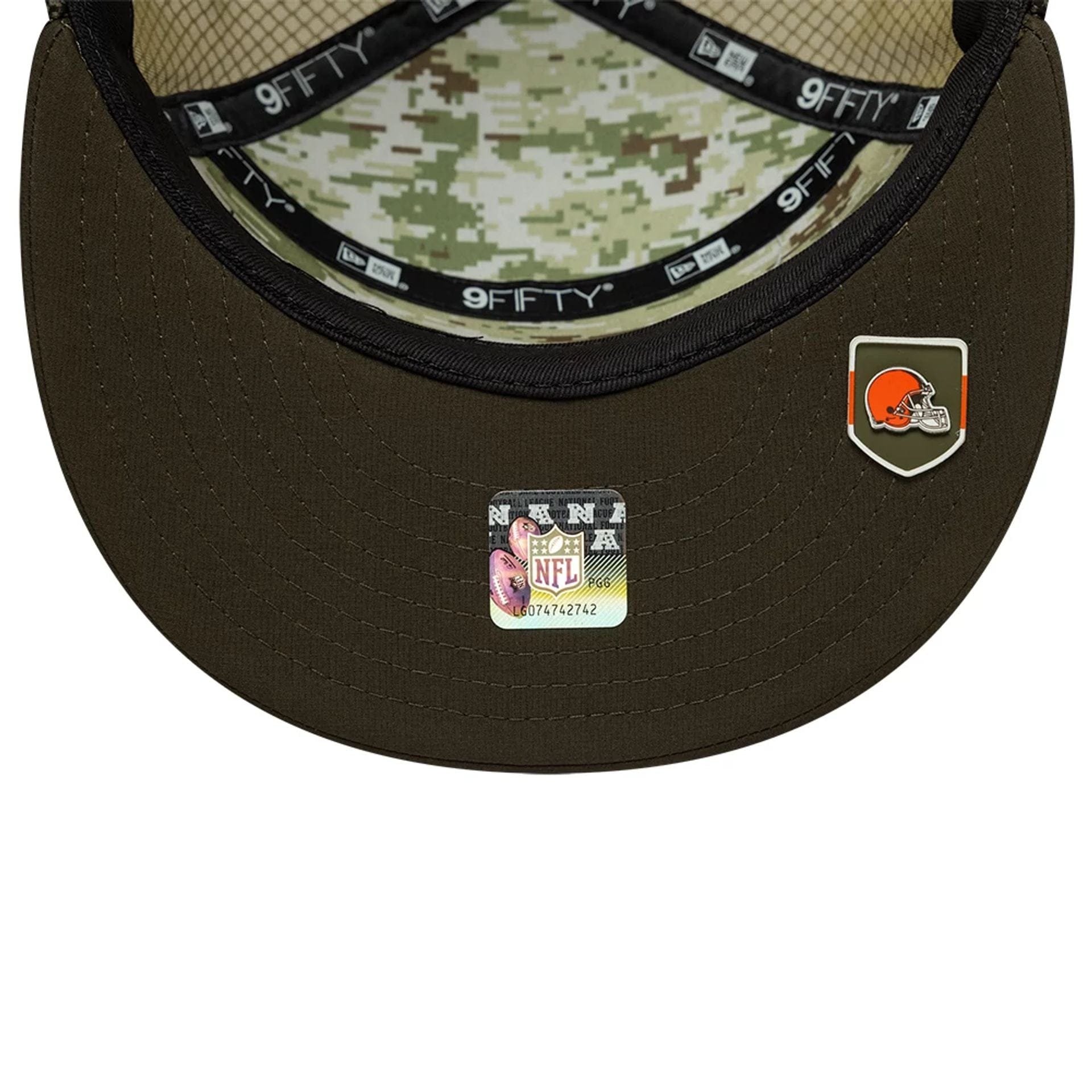 This is a Cleveland Browns NFL Salute To Service 2025 Dark Green 9FIFTY Split Panel Snapback Adjustable Cap 2