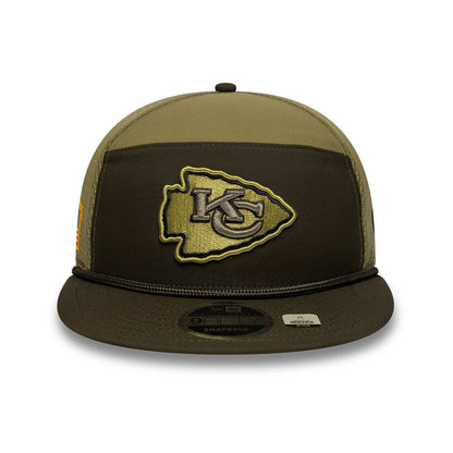This is a Kansas City Chiefs NFL Salute To Service 2025 Dark Green 9FIFTY Split Panel Snapback Adjustable Cap 3
