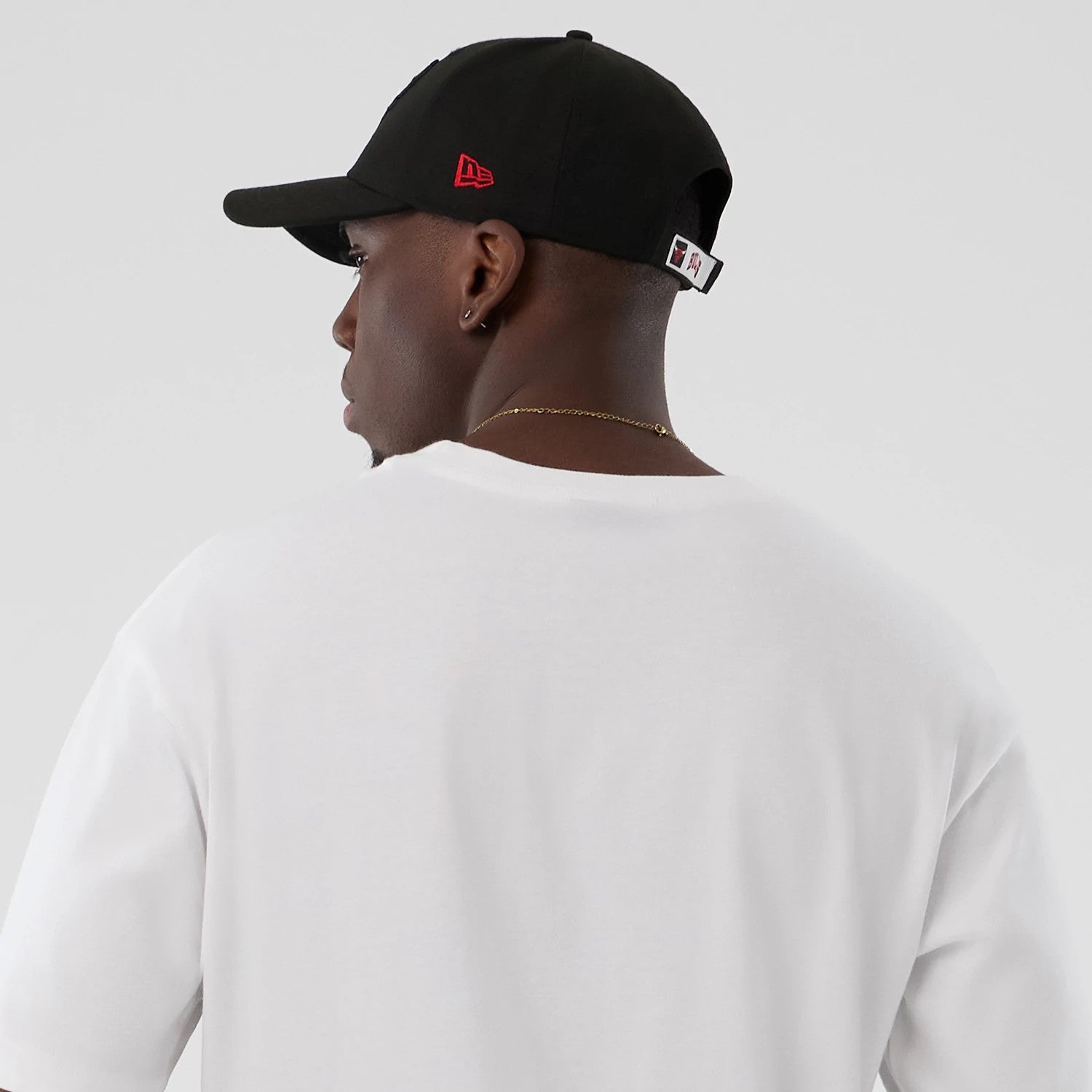 The Male model is wearing Chicago Bulls NBA Lifestyle Graphic White T-Shirt 6