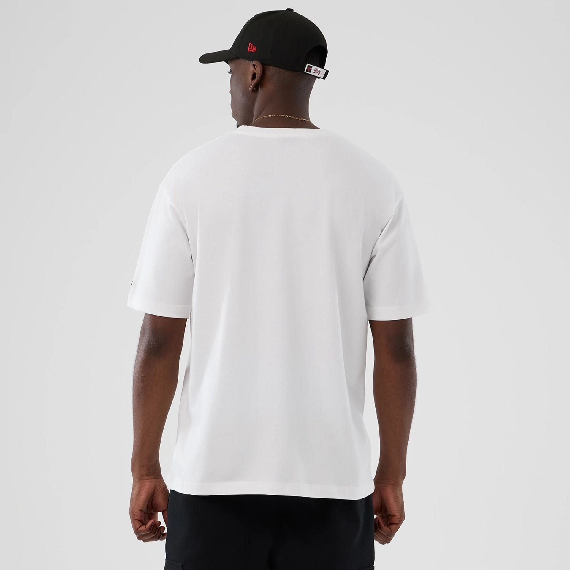 The Male model is wearing Chicago Bulls NBA Lifestyle Graphic White T-Shirt  2