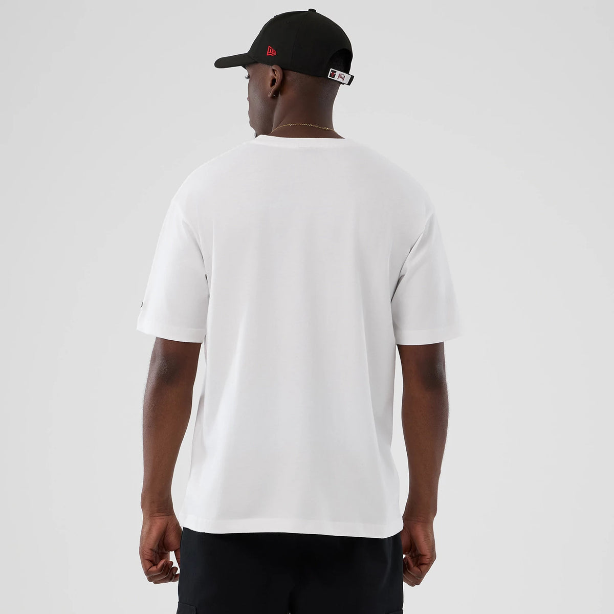 The Male model is wearing Chicago Bulls NBA Lifestyle Graphic White T-Shirt 2