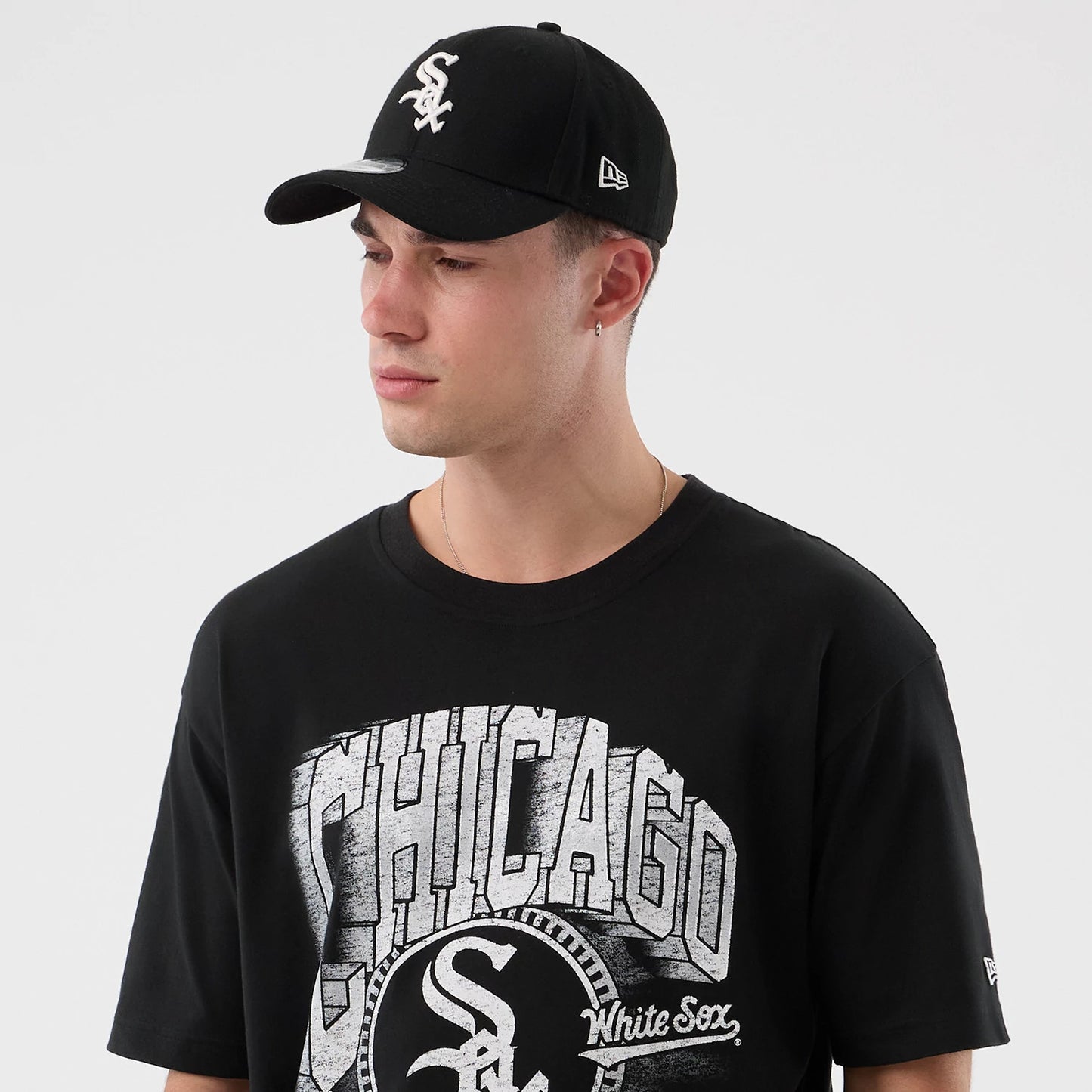 The Male model is wearing Chicago White Sox MLB Sport Classic Black T-Shirt 3