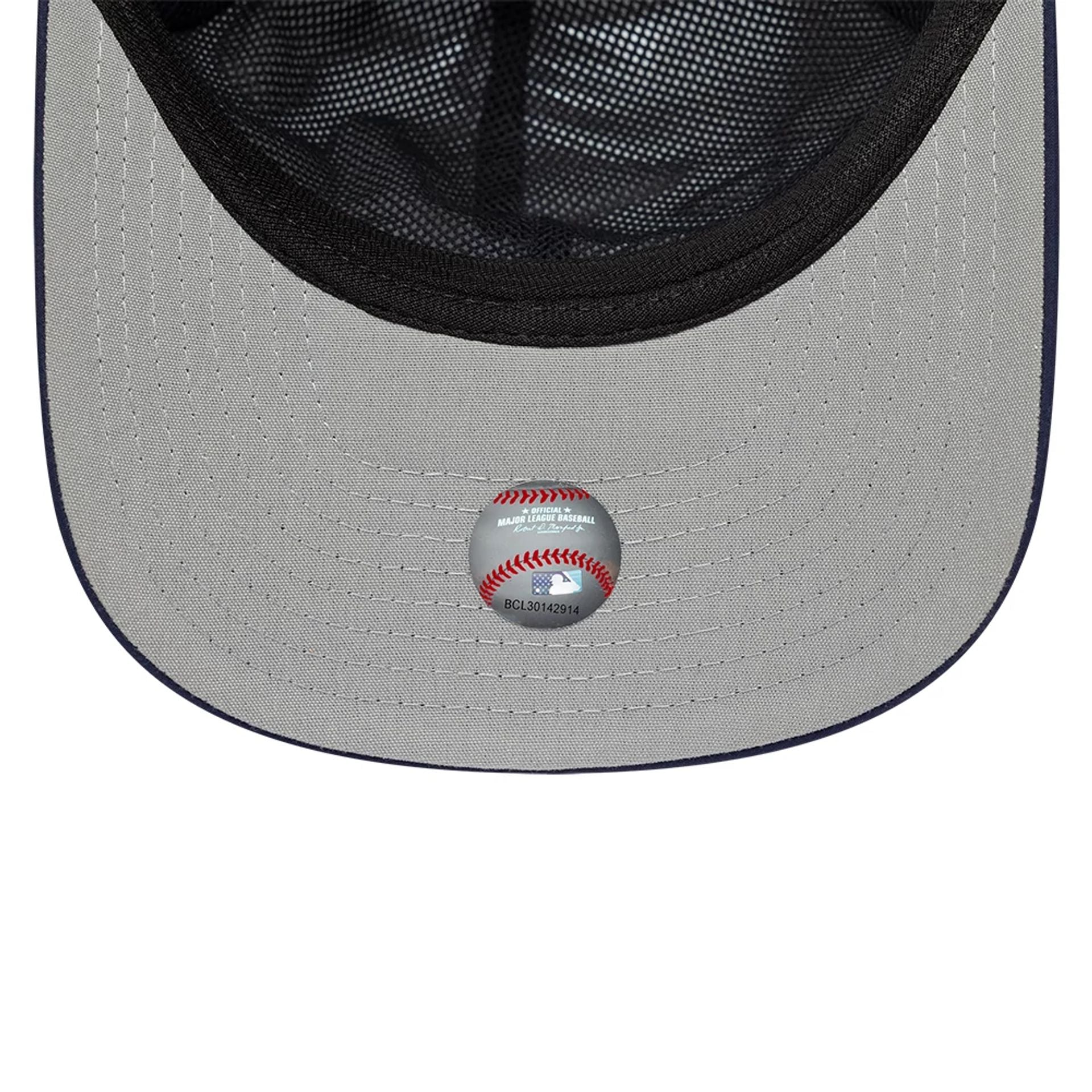 This is a Atlanta Braves MLB Gore-Tex Navy 9SEVENTY Stretch Snap Adjustable Cap 2