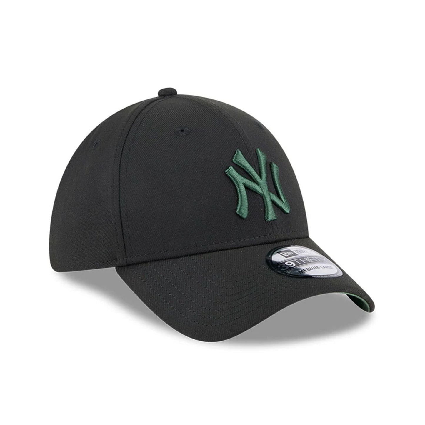 This is a New York Yankees MLB Lifestyle Black 39THIRTY Stretch Fit Cap 4