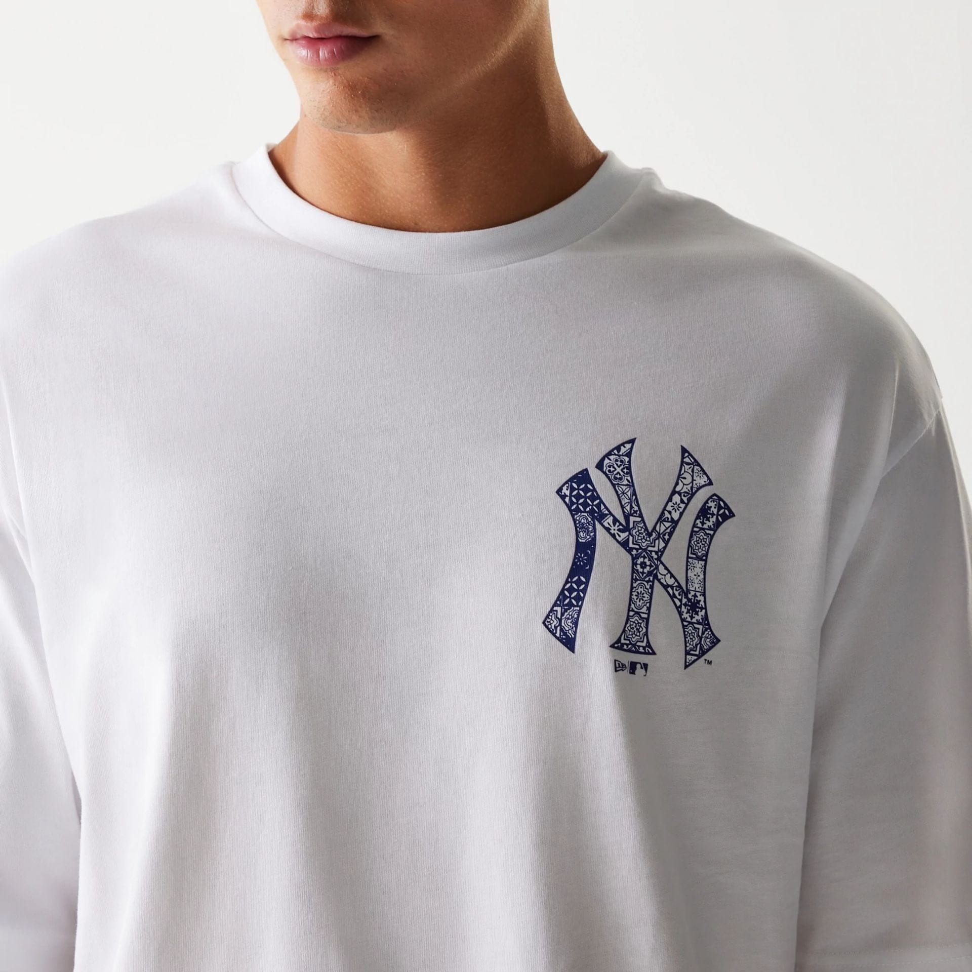 The Male model is wearing New York Yankees MLB White Oversized T-Shirt 3