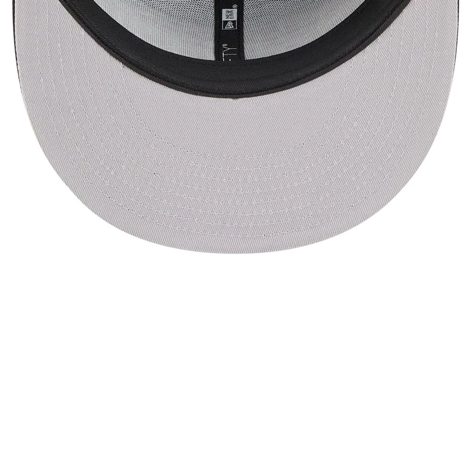 This is a Chicago Bulls NBA Statement Black 9FIFTY Snapback Adjustable Cap 2