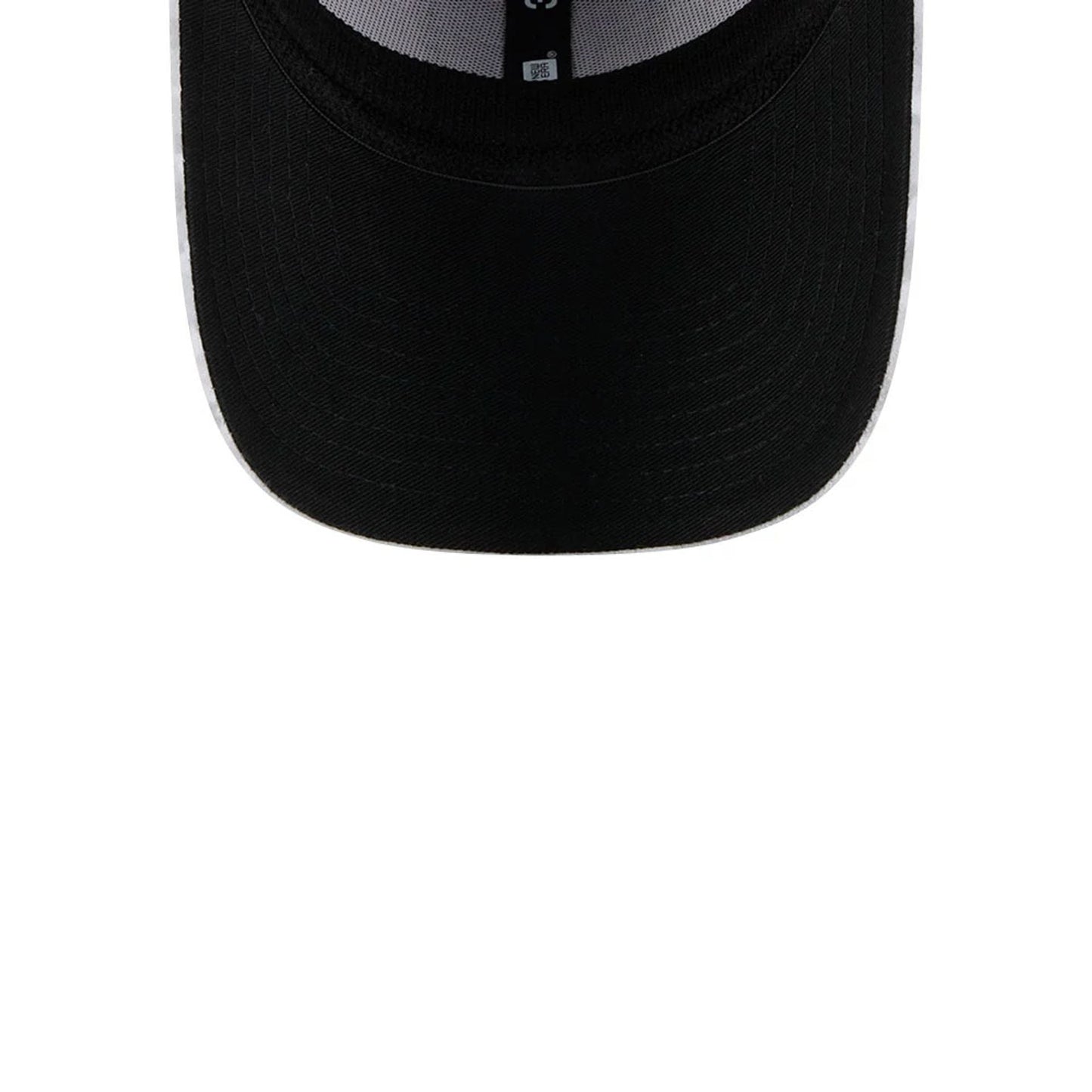 This is a Las Vegas Raiders NFL Salute To Service 2025 Grey Camo 39THIRTY Stretch Fit Cap 2