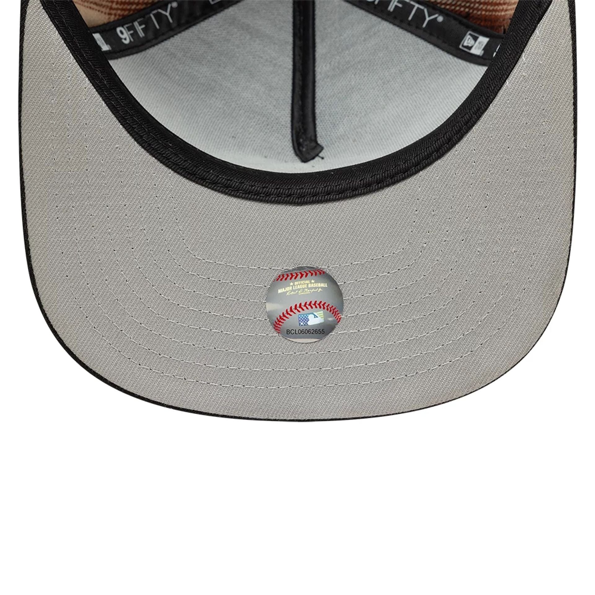 This is a New York Mets MLB Grunge Style Plaid Open Brown 9FIFTY A-Frame Snapback Adjustable Cap 3