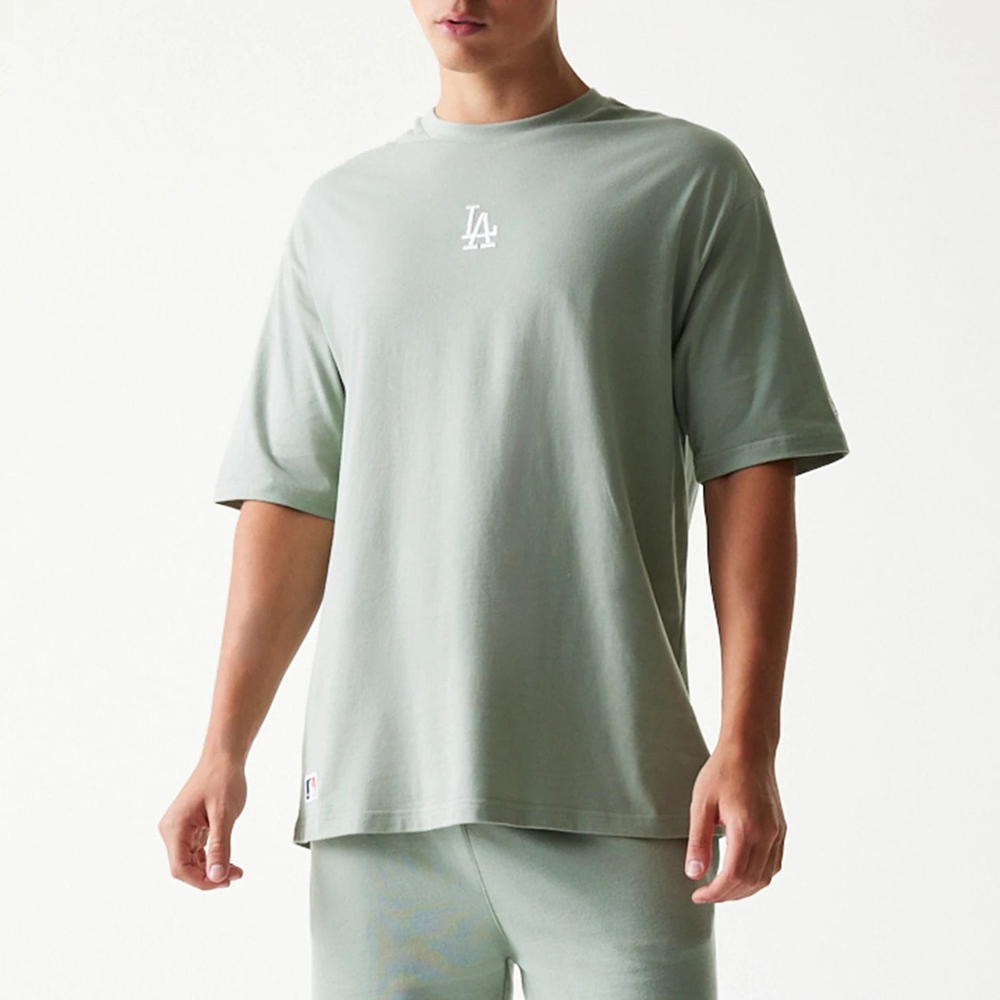 The model is wearing this MLB League Essential Midi LA Dodgers Oversized T-Shirt in pastel green. 5