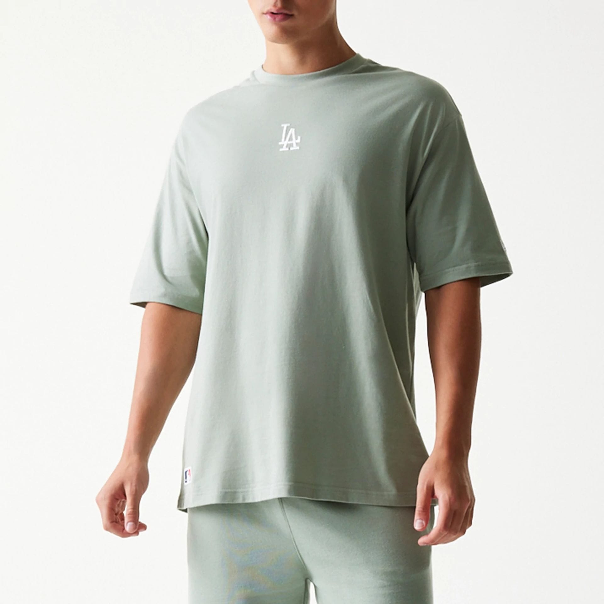 The model is wearing this MLB League Essential Midi LA Dodgers Oversized T-Shirt in pastel green. 5