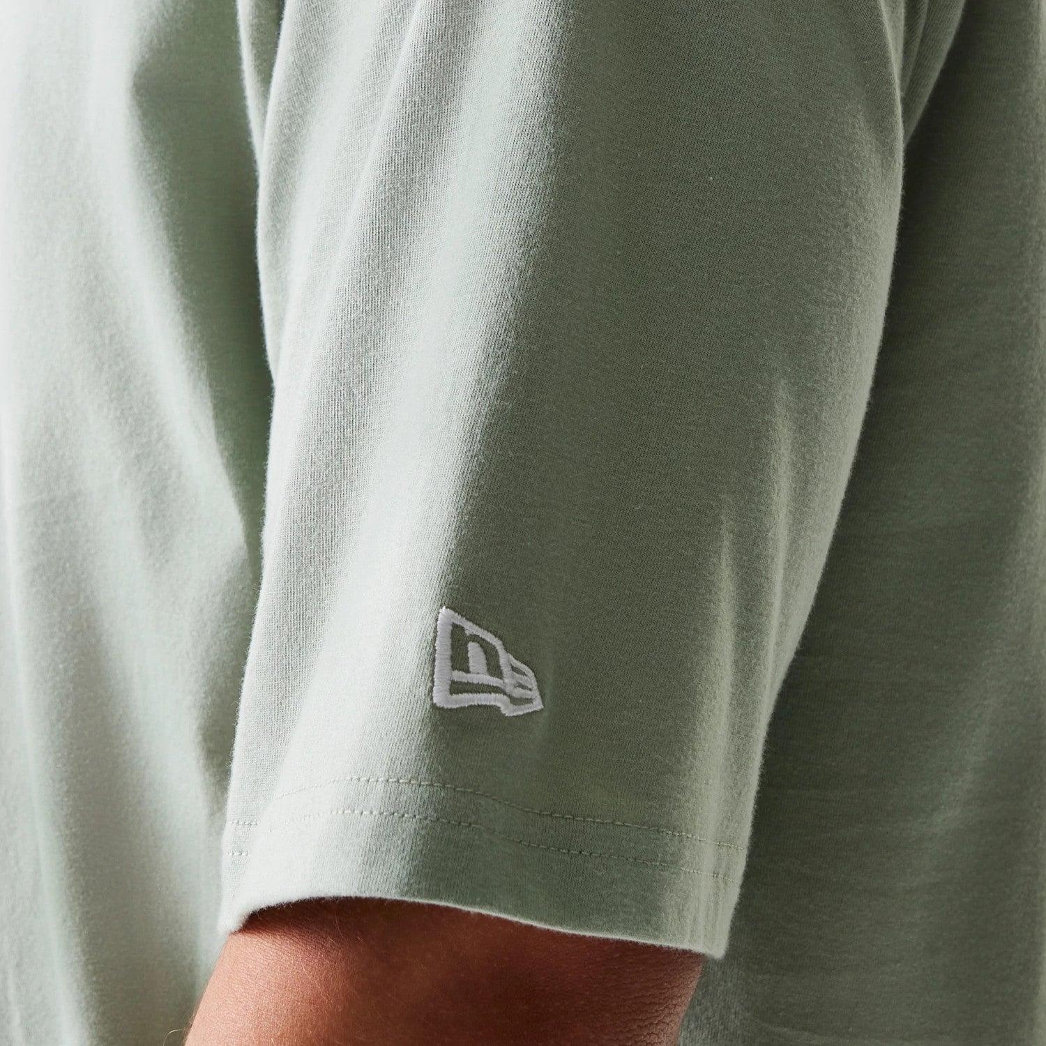 The model is wearing this MLB League Essential Midi LA Dodgers Oversized T-Shirt in pastel green. 7