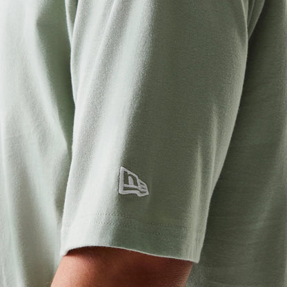 The model is wearing this MLB League Essential Midi LA Dodgers Oversized T-Shirt in pastel green. 7