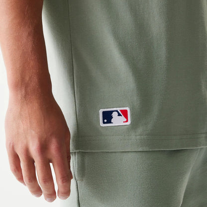The model is wearing this MLB League Essential Midi LA Dodgers Oversized T-Shirt in pastel green. 8