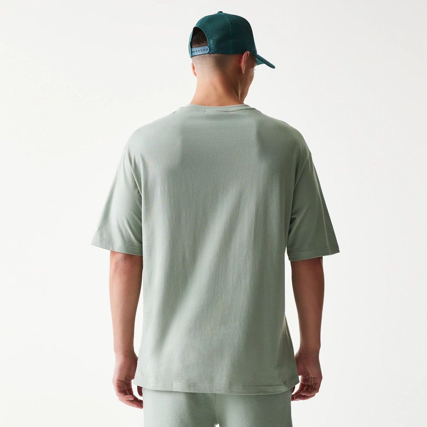 The model is wearing this MLB League Essential Midi LA Dodgers Oversized T-Shirt in pastel green. 2