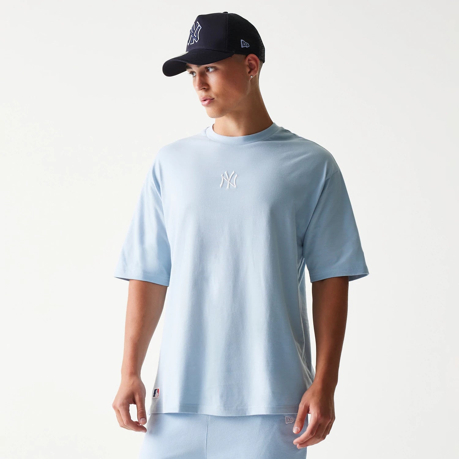 The model is wearing this MLB League Essential Midi New York Yankees Oversized T-Shirt in pastel blue. 3