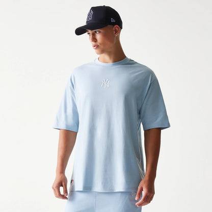 The model is wearing this MLB League Essential Midi New York Yankees Oversized T-Shirt in pastel blue. 3