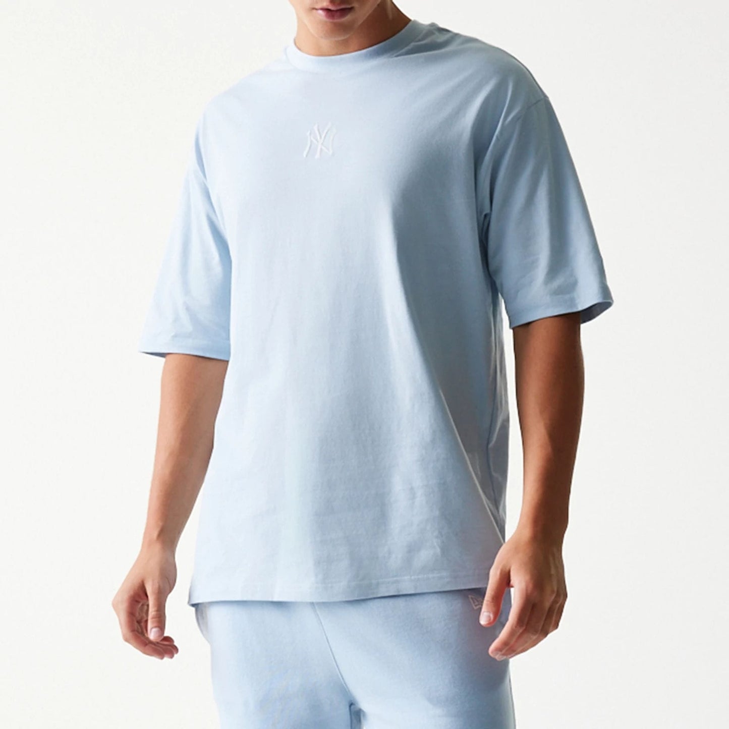 The model is wearing this MLB League Essential Midi New York Yankees Oversized T-Shirt in pastel blue. 5