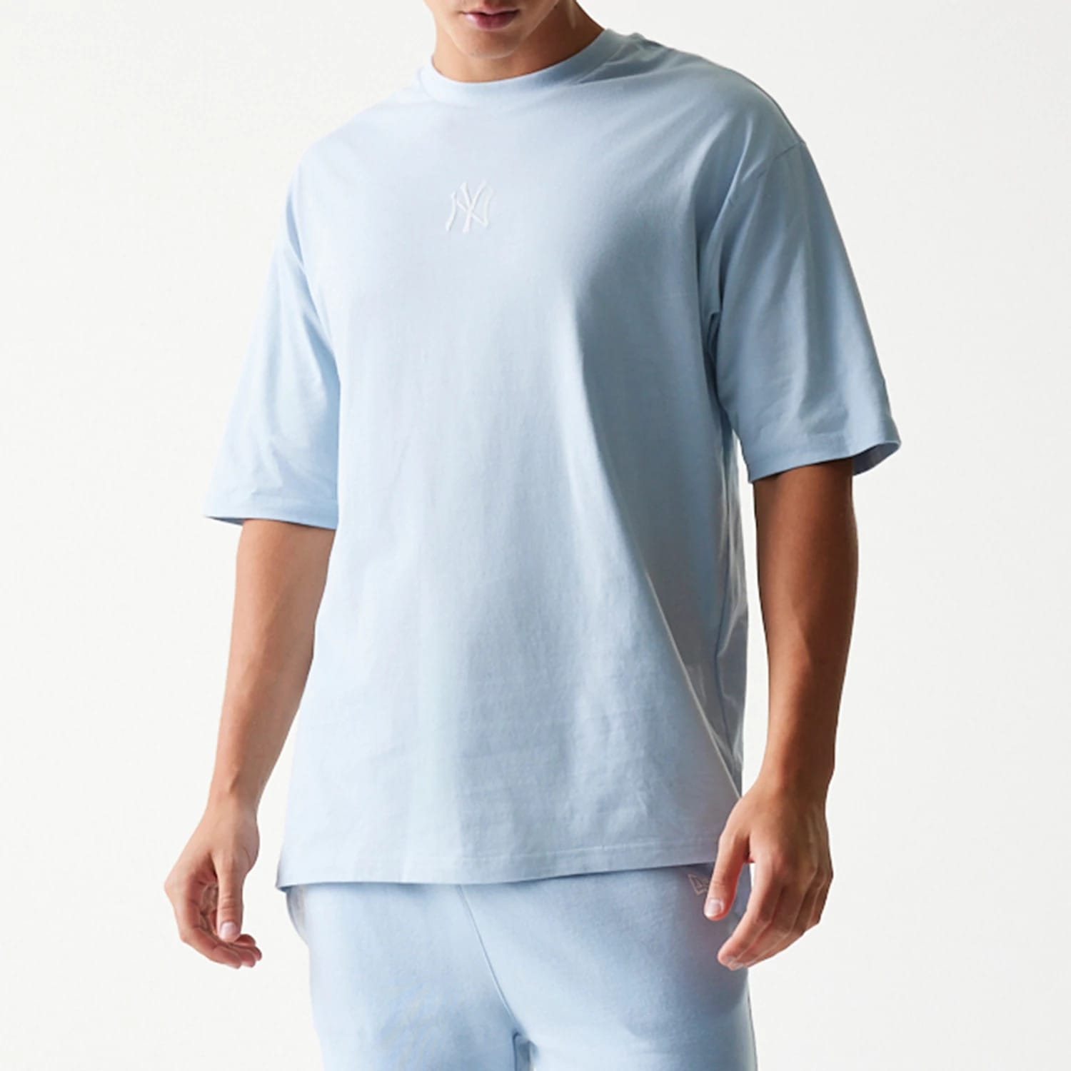 The model is wearing this MLB League Essential Midi New York Yankees Oversized T-Shirt in pastel blue. 5
