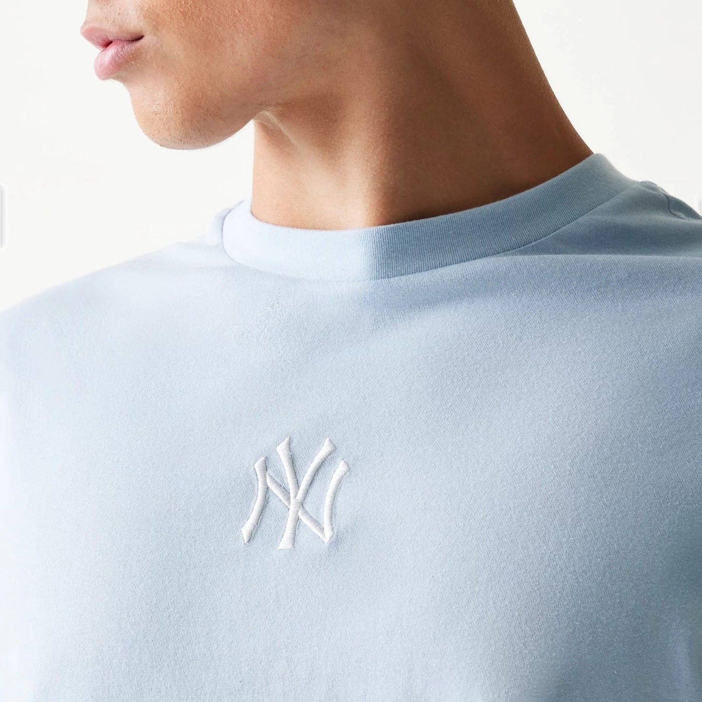 The model is wearing this MLB League Essential Midi New York Yankees Oversized T-Shirt in pastel blue. 6