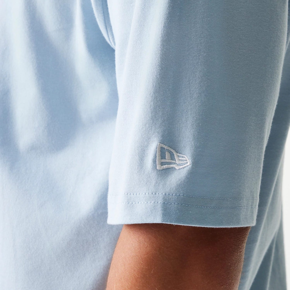 The model is wearing this MLB League Essential Midi New York Yankees Oversized T-Shirt in pastel blue. 7