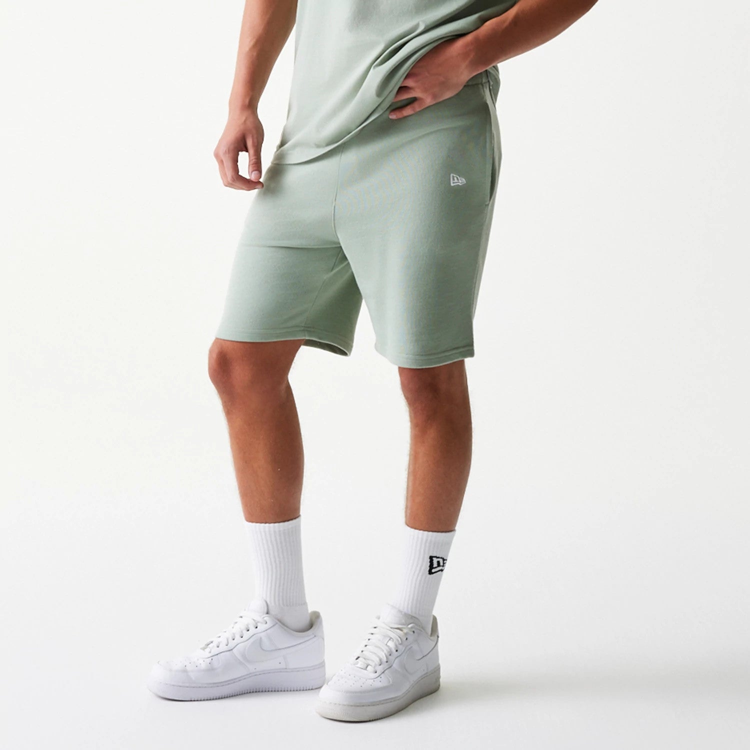 The model is wearing this MLB League Essential Midi LA Dodgers Shorts in pastel green. 3