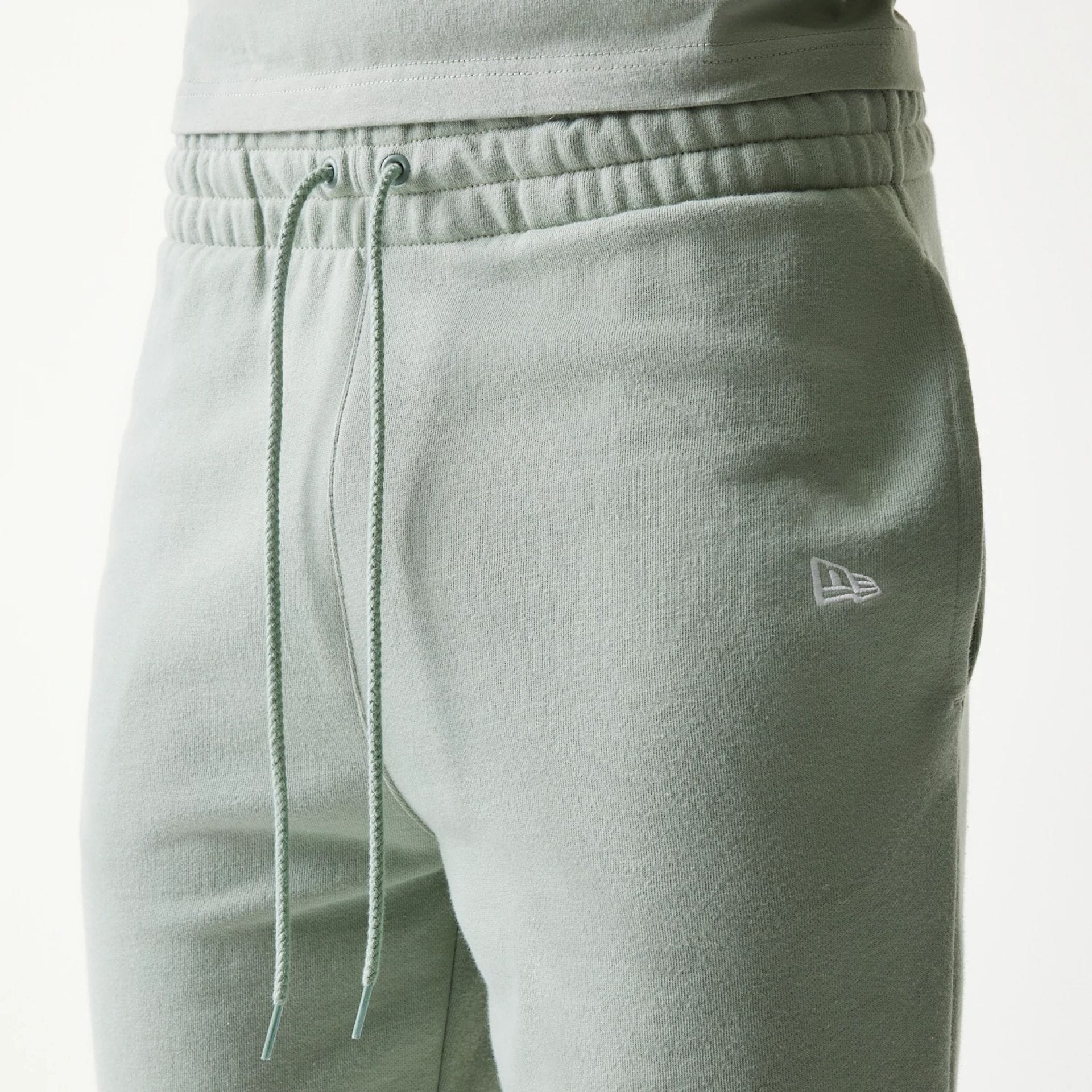 The model is wearing this MLB League Essential Midi LA Dodgers Shorts in pastel green. 6