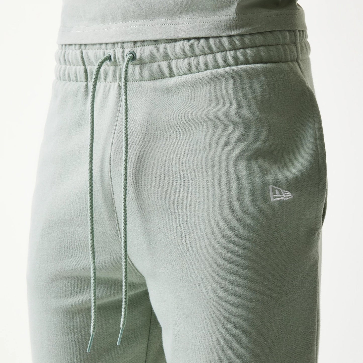 The model is wearing this MLB League Essential Midi LA Dodgers Shorts in pastel green. 6