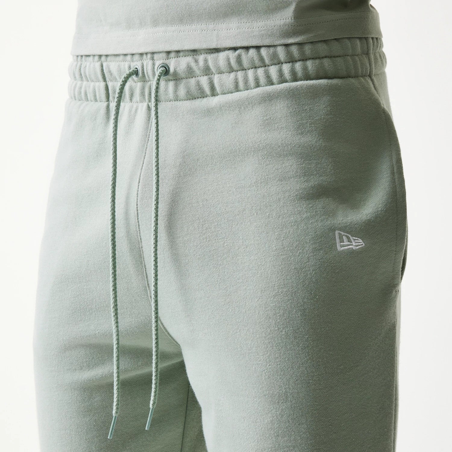 The model is wearing this MLB League Essential Midi LA Dodgers Shorts in pastel green. 6