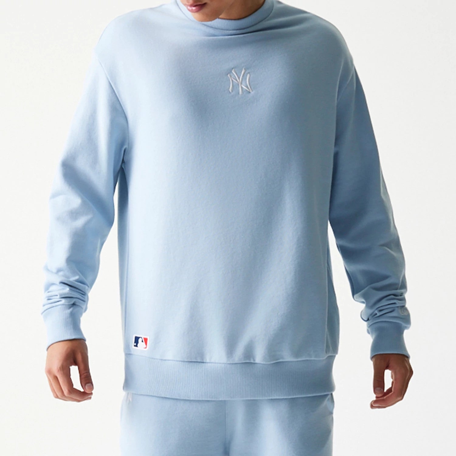 The model is wearing this MLB League Essential Midi New York Yankees Oversized Crew Neck Sweater in blue. 6