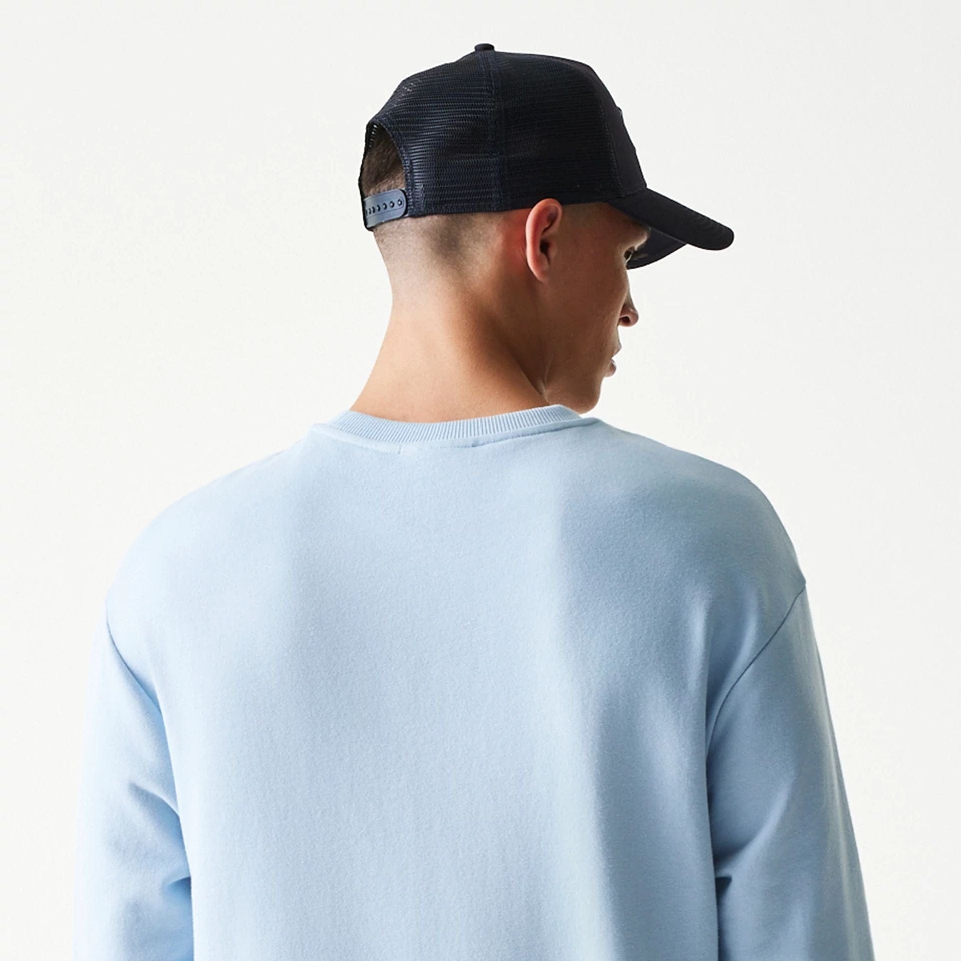 The model is wearing this MLB League Essential Midi New York Yankees Oversized Crew Neck Sweater in pastel blue. 7