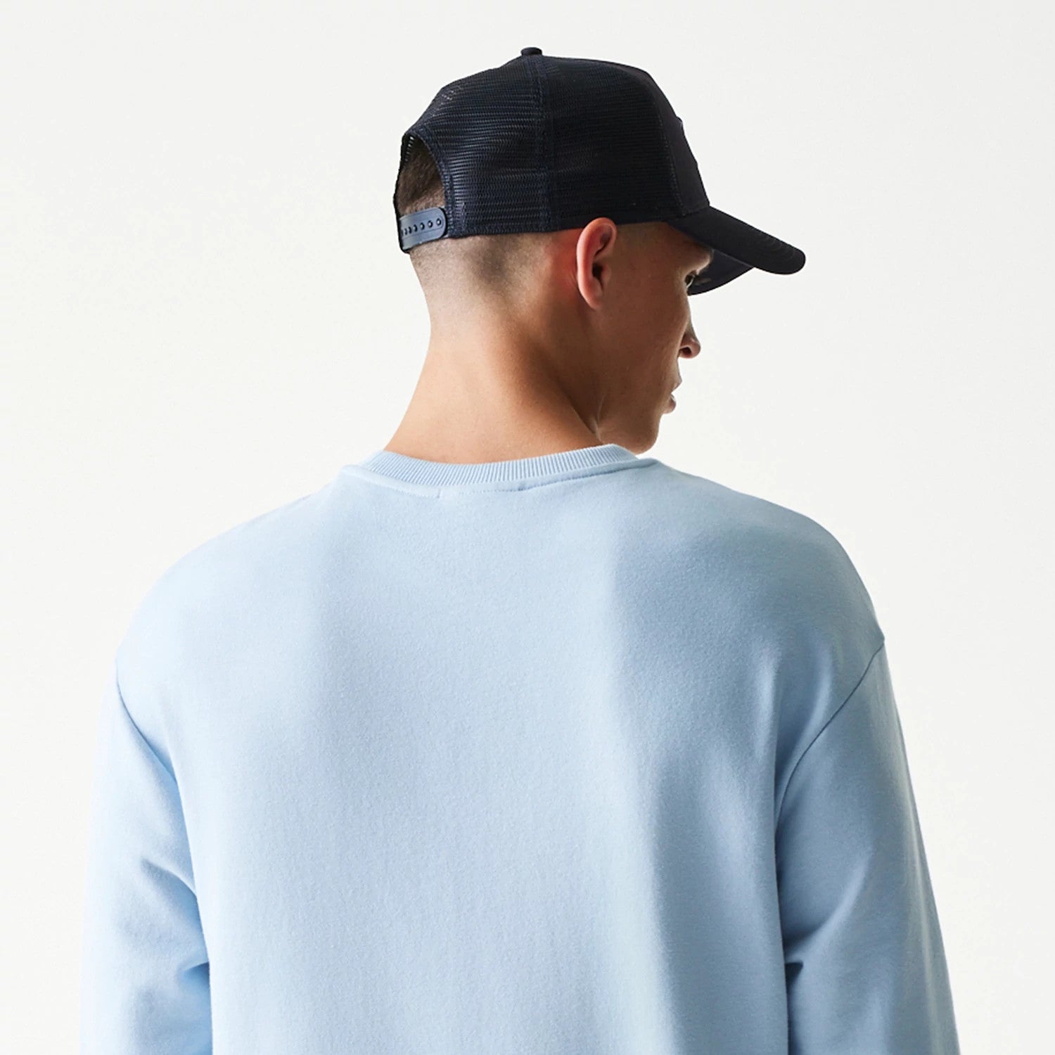 The model is wearing this MLB League Essential Midi New York Yankees Oversized Crew Neck Sweater in blue. 7