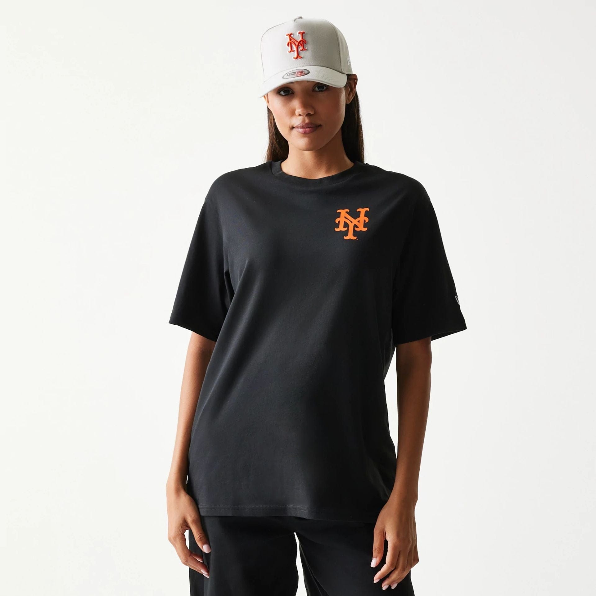 The model is wearing this MLB Food Graphic New York Mets T-Shirt in black. 4