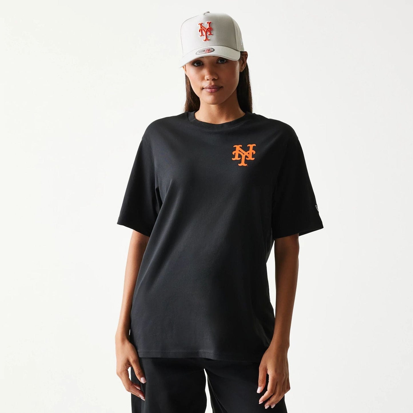 The model is wearing this MLB Food Graphic New York Mets T-Shirt in black. 4