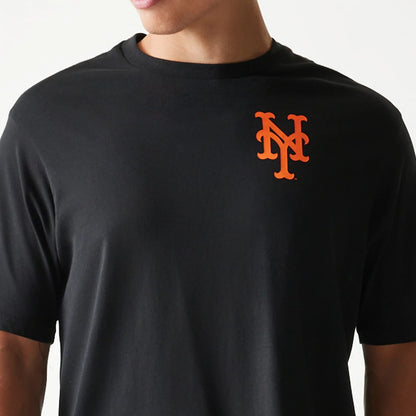 The model is wearing this MLB Food Graphic New York Mets T-Shirt in black. 5