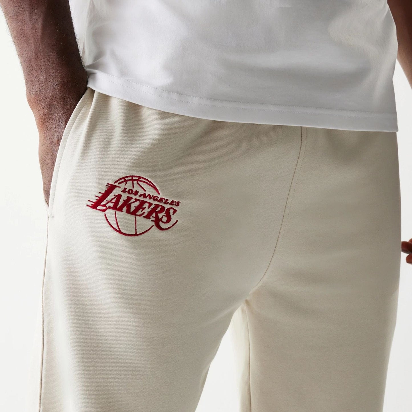 The model is wearing this NBA League Essential LA Lakers Joggers in cream. 4