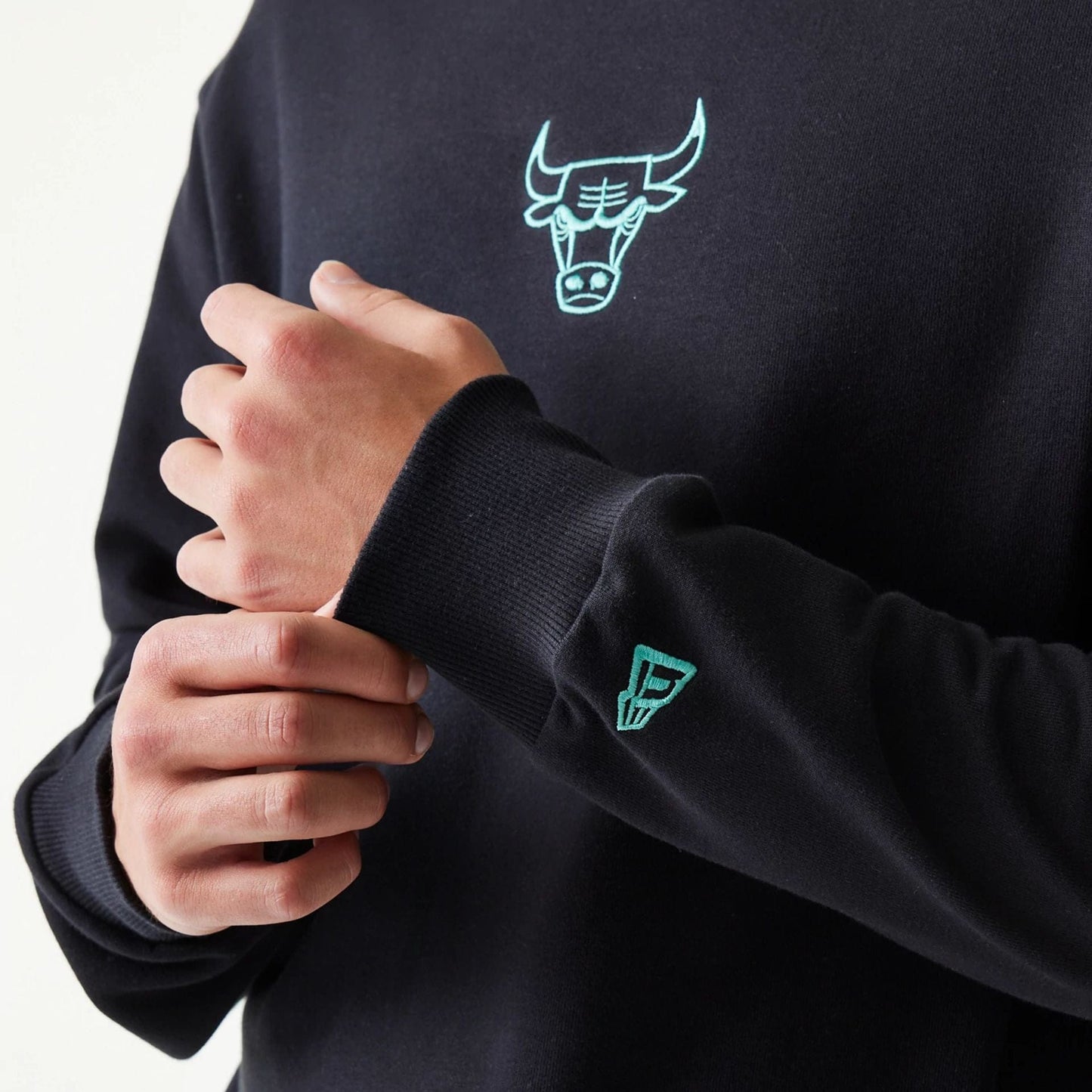 The model is wearing this NBA League Essential Chicago Bulls Oversized Crew Neck Sweater in black. 5