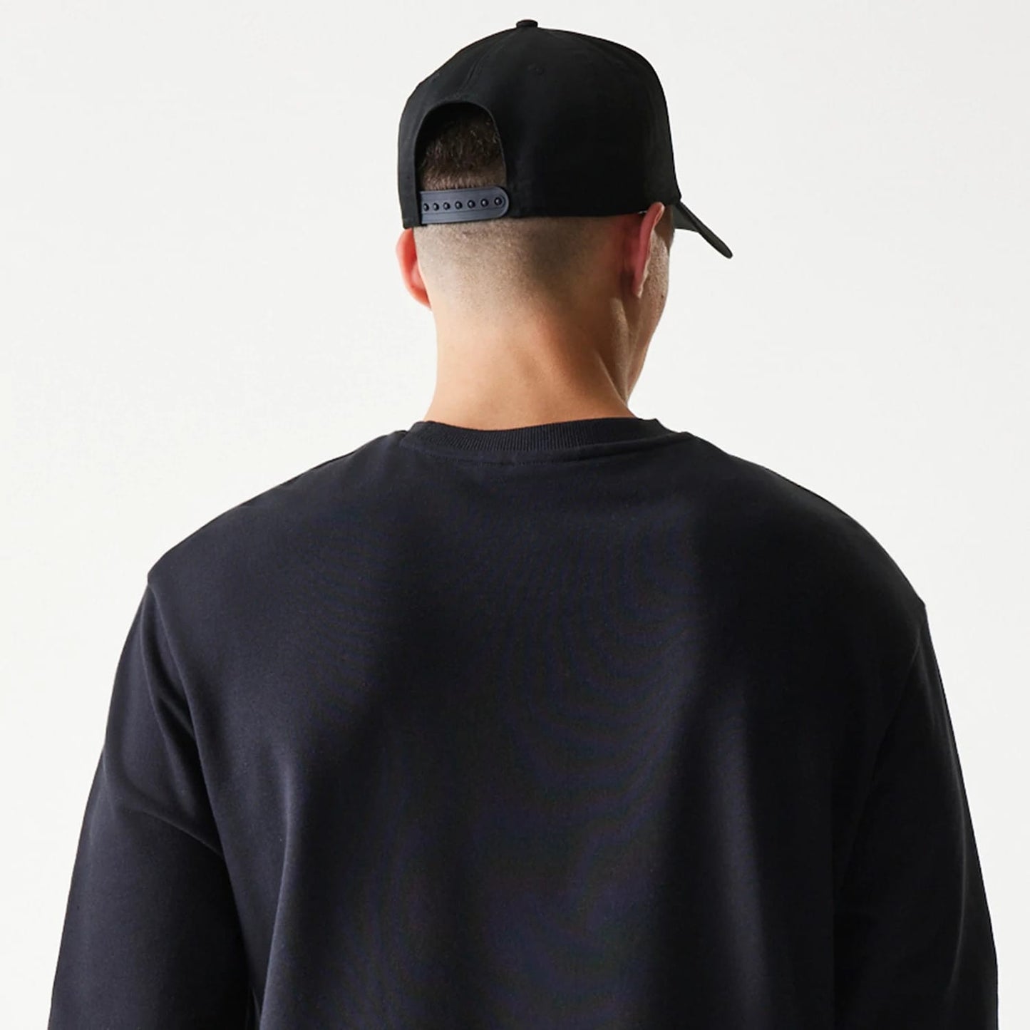 The model is wearing this NBA League Essential Chicago Bulls Oversized Crew Neck Sweater in black. 7