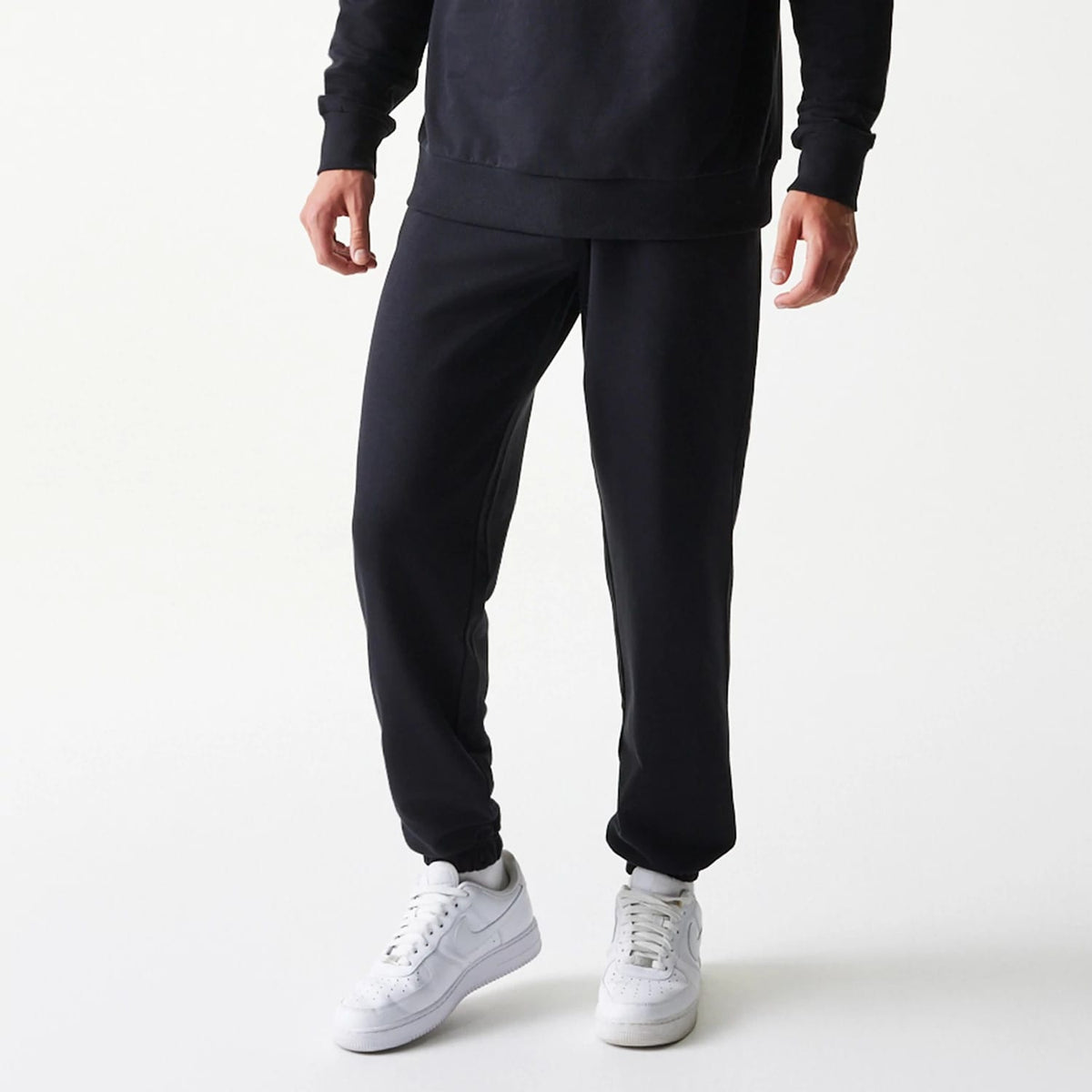The model is wearing this NBA League Essential Chicago Bulls Joggers in black. 3