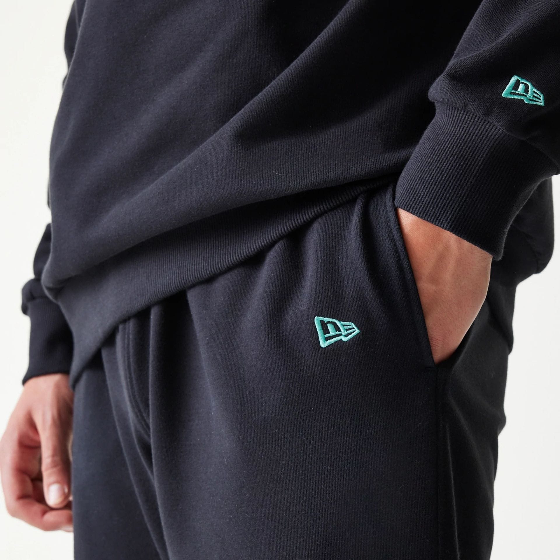 The model is wearing this NBA League Essential Chicago Bulls Joggers in black. 5