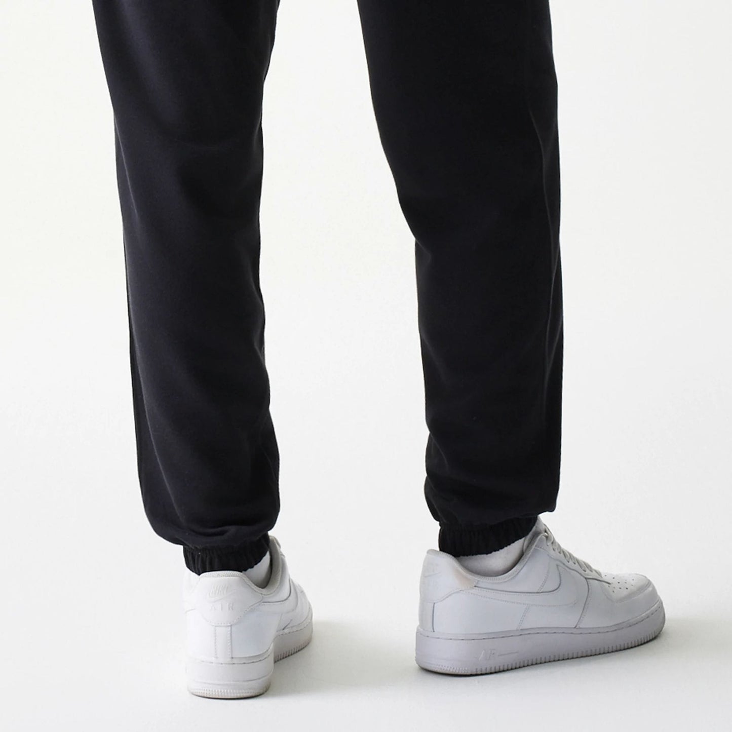 The model is wearing this NBA League Essential Chicago Bulls Joggers in black. 7