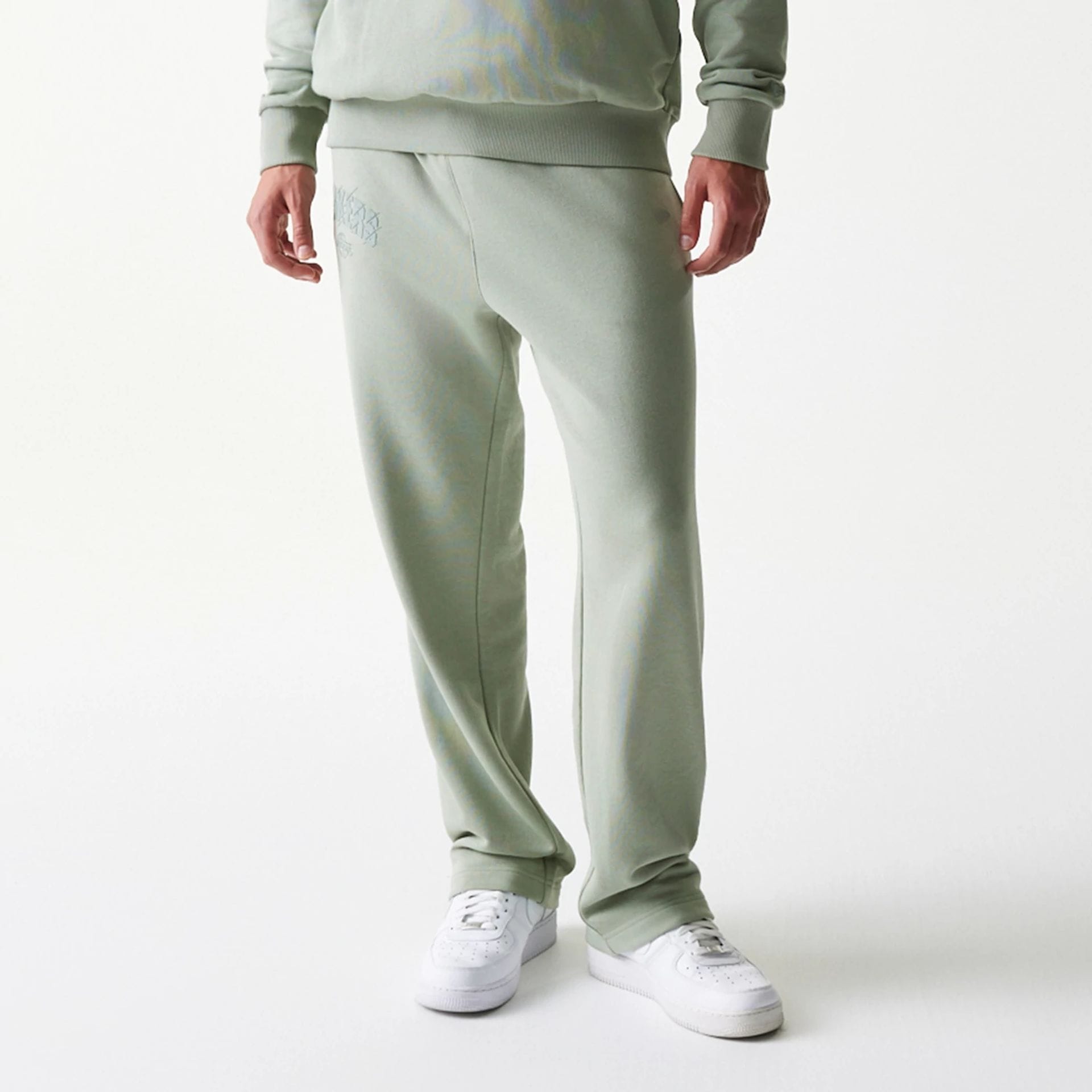 The model is wearing this NBA LA Lakers Straight Leg Joggers in pastel green. 3