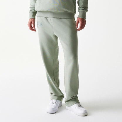 The model is wearing this NBA LA Lakers Straight Leg Joggers in pastel green. 3