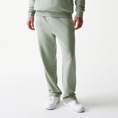 The model is wearing this NBA LA Lakers Straight Leg Joggers in pastel green. 3